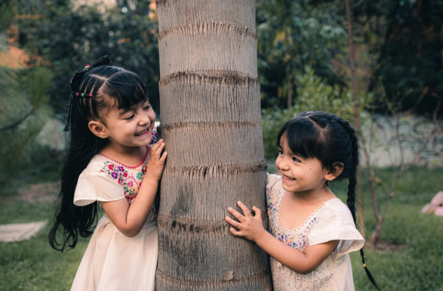 kecerdasan naturalis anak, stimulasi alam anak, aktivitas outdoor anak, parenting cinta lingkungan, berkebun bersama anak, edukasi anak tentang lingkungan, bermain di alam bebas.